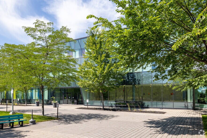 More Photos Of 8275 Rte Transcanadienne, Saint-Laurent Unknown For Lease