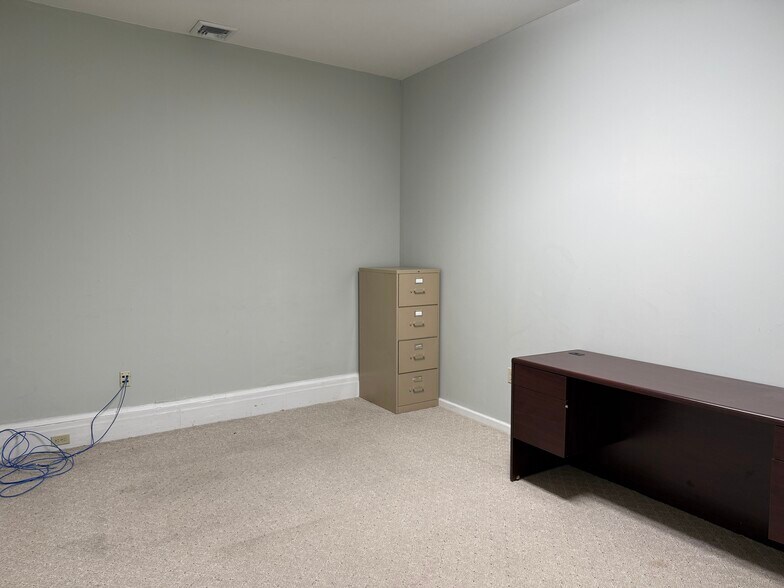 More Photos Of 27 Main St, Kingston Bank For Sale