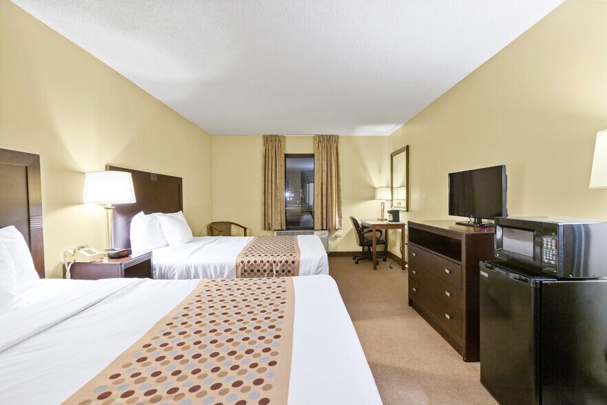 More Photos Of 30 Colonial Ave, Colonial Beach Hotel For Sale