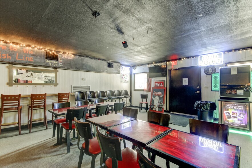 More Photos Of 5402 W US Highway 92, Plant City Bar For Sale