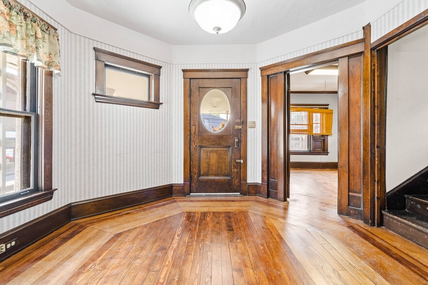 More Photos Of 15522 Madison Ave, Lakewood General Retail For Sale
