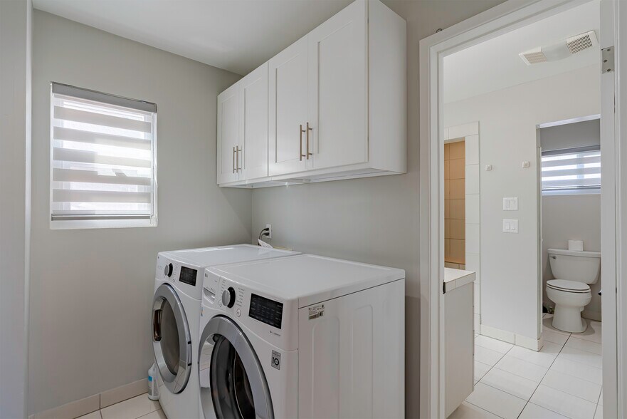 More Photos Of 2011 Ocean Front Walk, Venice Restaurant For Sale