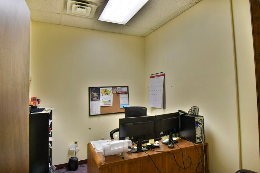 More Photos Of 123 Oak Hill Rd, Westford Research And Development For Lease