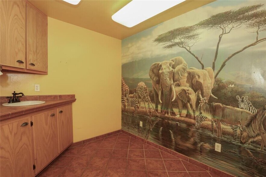 More Photos Of 500 Park Pl, Mustang Medical For Sale