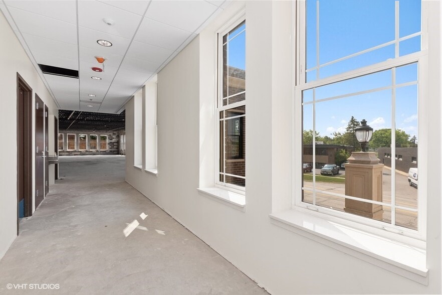 More Photos Of 440 E Hawley St, Mundelein Storefront Retail Office For Lease