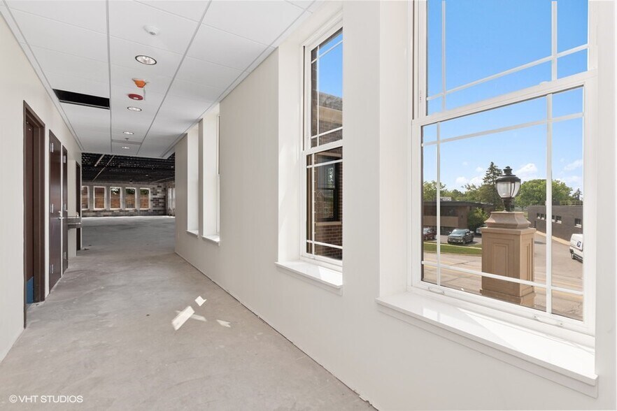 More Photos Of 440 E Hawley St, Mundelein Storefront Retail Office For Lease