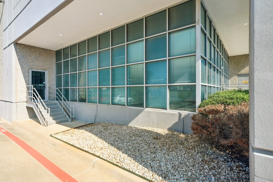 More Photos Of 1825 Westpark Dr, Grand Prairie Warehouse For Lease