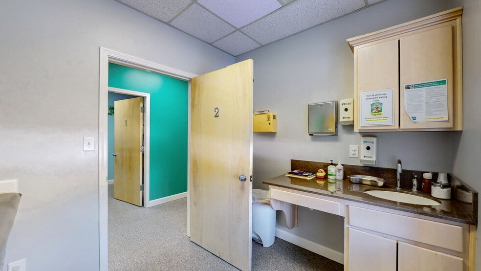 More Photos Of 1701 Spring St, Jeffersonville Medical For Sale