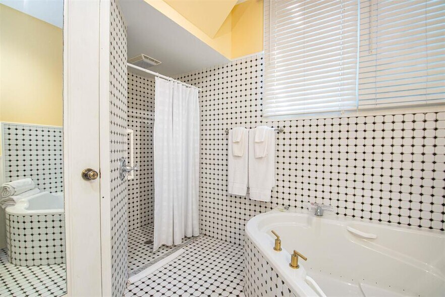 More Photos Of 910 River Rd, Wisconsin Dells Hotel For Sale
