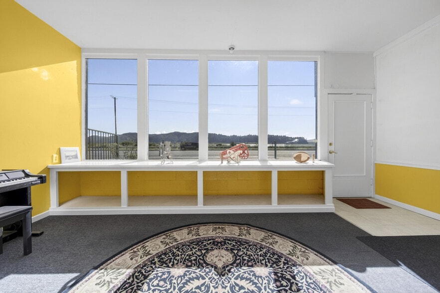 More Photos Of 77231 Highway 101, Gardiner Storefront Retail Residential For Sale