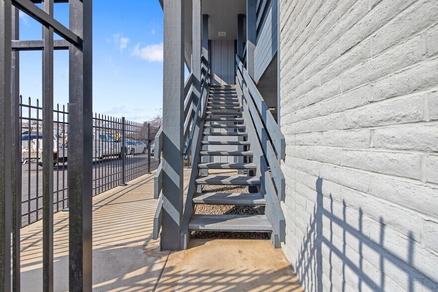 More Photos Of 1620 W Mineral King Ave, Visalia Office For Sale