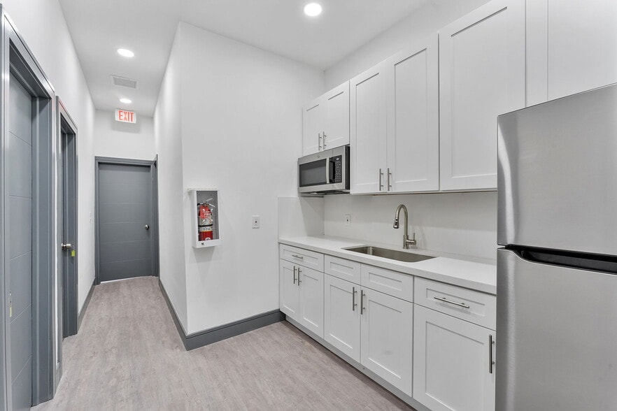 More Photos Of 2240 SW 34th St, Fort Lauderdale Warehouse For Lease