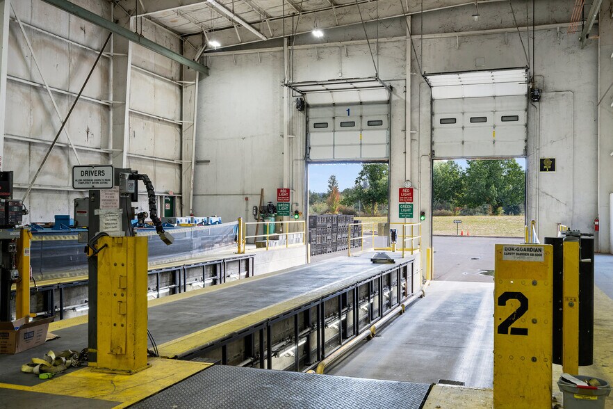 More Photos Of 4004 Fairview Industrial Dr SE, Salem Manufacturing For Sale