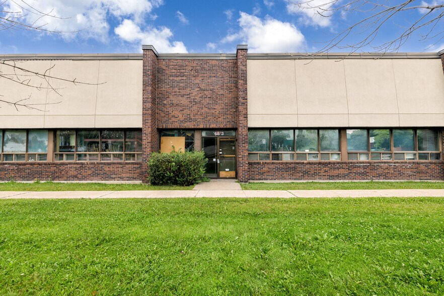 More Photos Of 16791-16821 Boul Hymus, Kirkland Warehouse For Lease