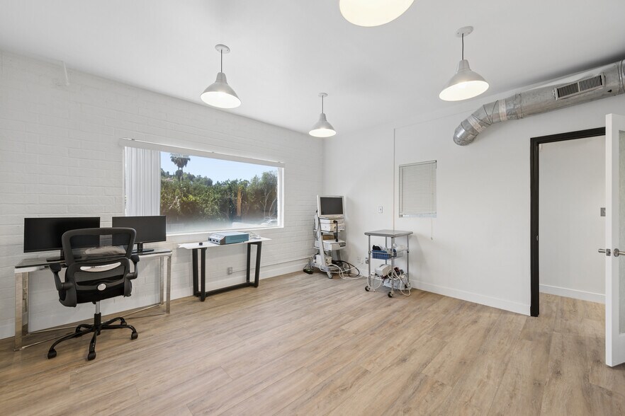More Photos Of 16250 Ventura Blvd, Encino Office For Lease