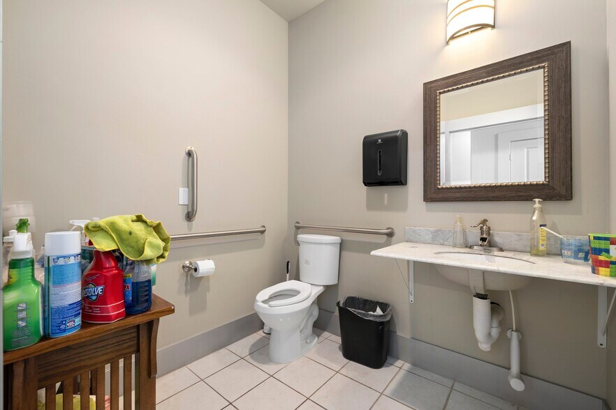 More Photos Of 1086 W South Jordan Pky, South Jordan Freestanding For Sale