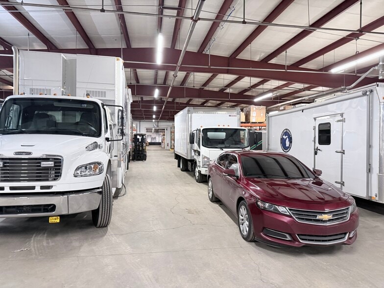 More Photos Of 112 W Pike St, Pontiac Distribution For Sale