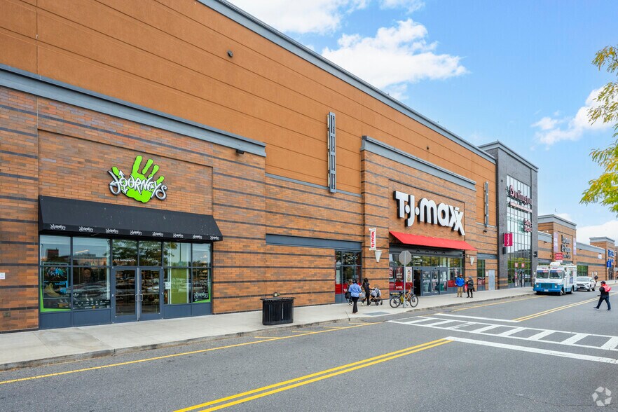 More Photos Of 410-632 Gateway Dr, Brooklyn General Retail For Lease