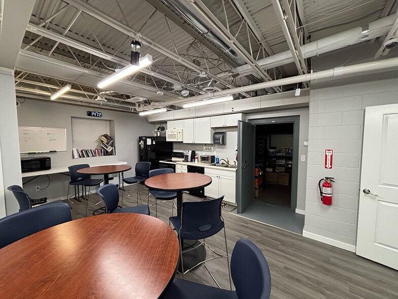 More Photos Of 1750 Leonard St NE, Grand Rapids Office For Sale