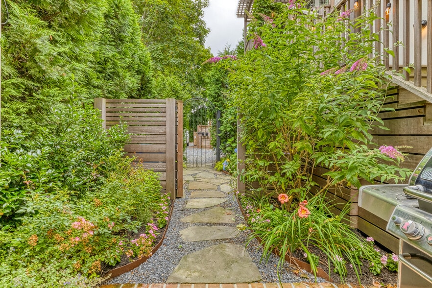 More Photos Of 126-130 N Main St, East Hampton Office For Lease