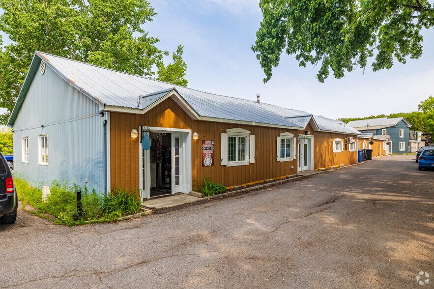 More Photos Of 2952-2954 Ch Sainte-Marie, Mascouche General Retail For Sale