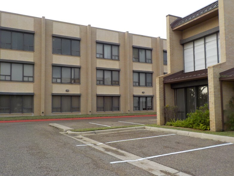 More Photos Of 3700 N 10th St, McAllen Office For Lease