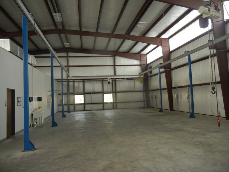 More Photos Of 501 Hickerson St, Conroe Manufacturing For Lease