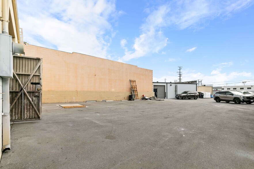 More Photos Of 12712 Saticoy St, North Hollywood Light Distribution For Lease