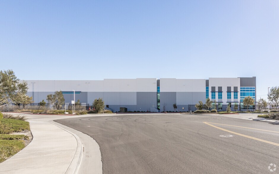 More Photos Of 14935 Limonite Ave, Eastvale Unknown For Lease