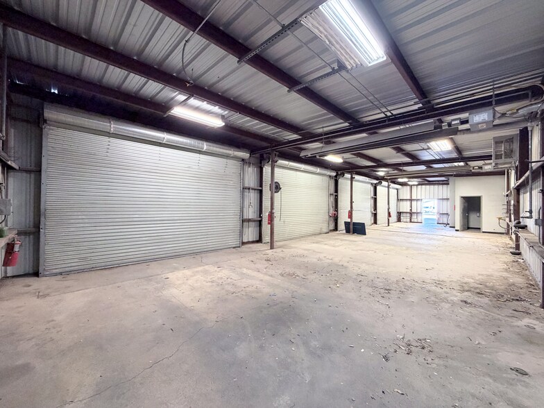 More Photos Of 9600 N I-35, San Antonio Showroom For Lease