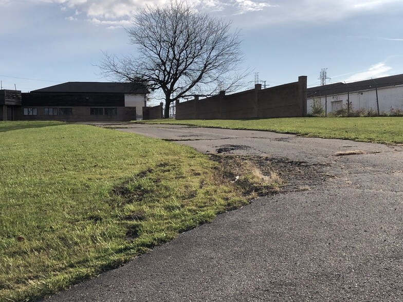 More Photos Of 2122 E Hemphill Rd, Burton Warehouse For Sale