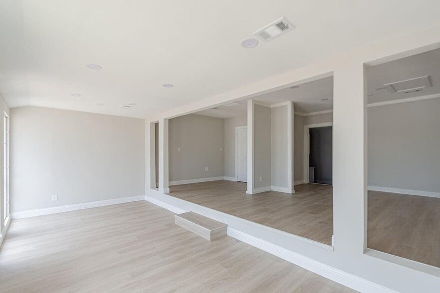 More Photos Of 2809 Market St, Baytown Office Residential For Lease