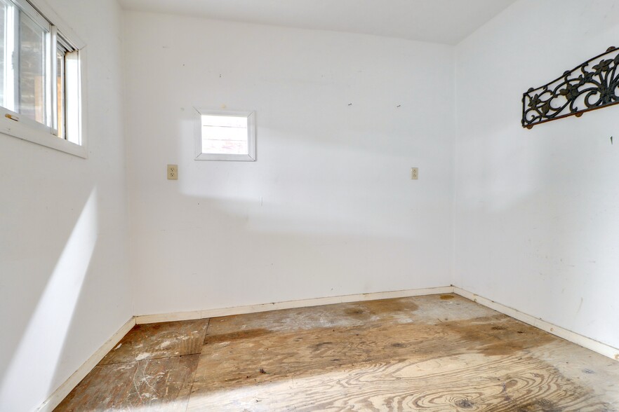 More Photos Of 1059 Wyckoff Ave, Ridgewood Flex For Lease