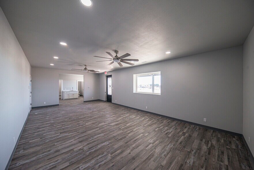 More Photos Of 14010 W Silver Fox Trl, Odessa Warehouse For Lease