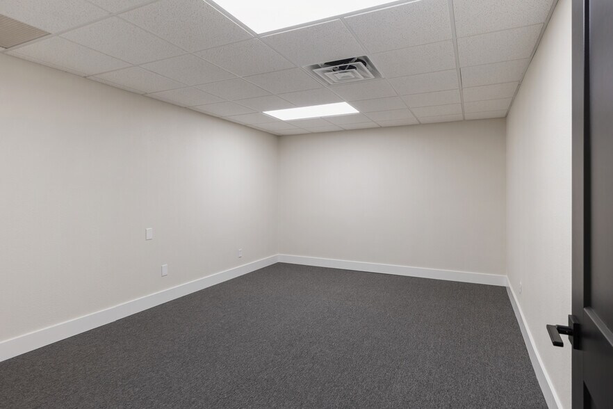 More Photos Of 4200-4202 Wiley Post Rd, Addison Warehouse For Sale