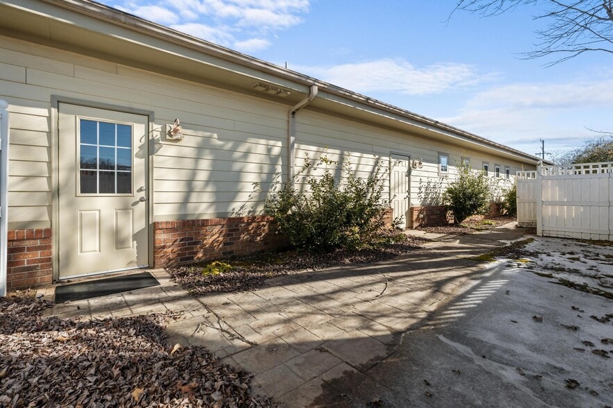 More Photos Of 6540 Brevard Rd, Etowah Office For Sale