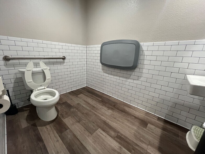 More Photos Of 615 W Harwood Rd, Hurst Medical For Sale