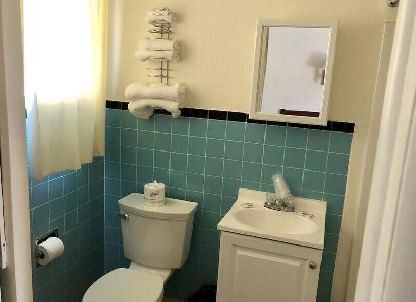 More Photos Of 75 Center St, Rock Springs Hotel For Sale