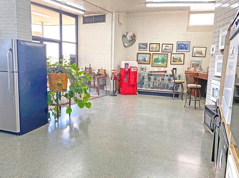 More Photos Of 301 N Enola Dr, Enola Freestanding For Sale