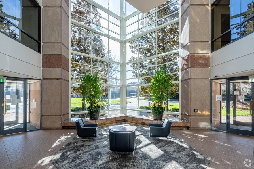 More Photos Of 30 Burton Hills Blvd, Nashville Office For Lease