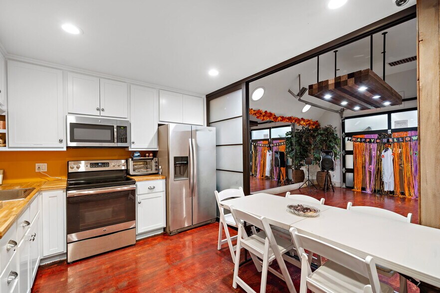 More Photos Of 23201 Orange Ave, Lake Forest Flex For Sale