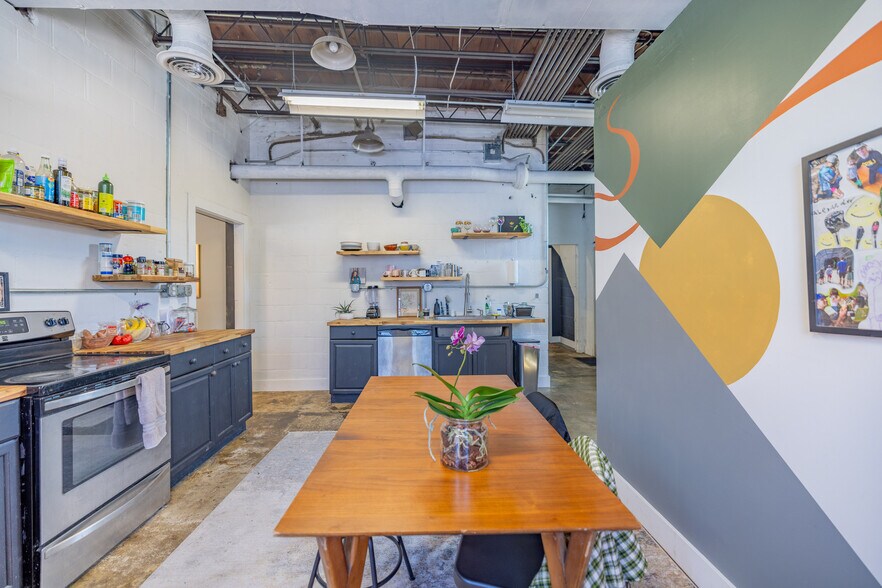 More Photos Of 46 Aston St, Asheville Light Manufacturing For Lease