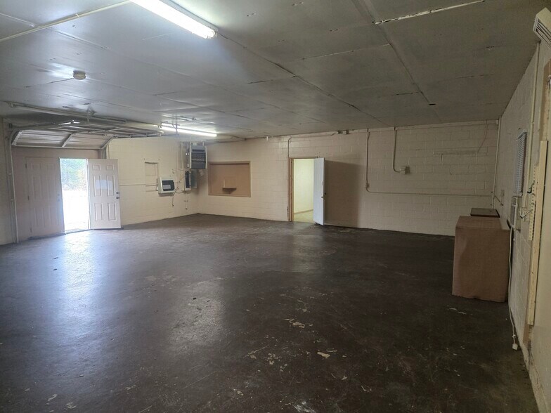 More Photos Of 1999 Pryor Rd, Atlanta Warehouse For Sale