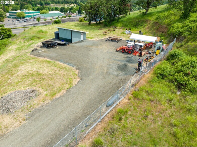 More Photos Of 161 Heritage Way, Roseburg Light Manufacturing For Sale
