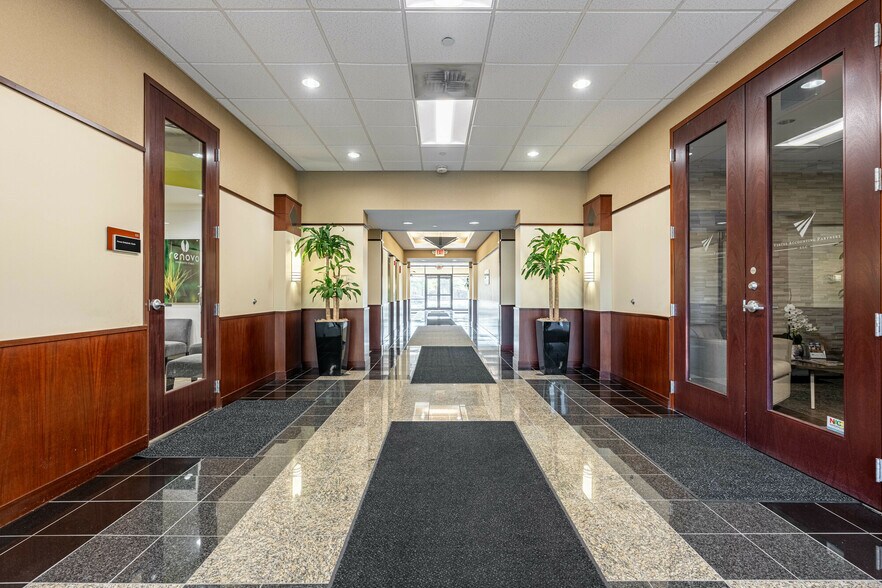 More Photos Of 3000 Woodcreek Dr, Downers Grove Office For Lease