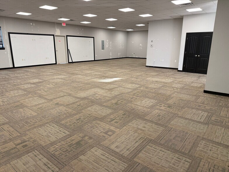 More Photos Of 1716 Signal Ridge Dr, Edmond Office For Sale