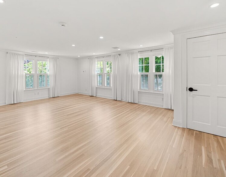 More Photos Of 6 Benedict Pl, Greenwich Office Residential For Sale