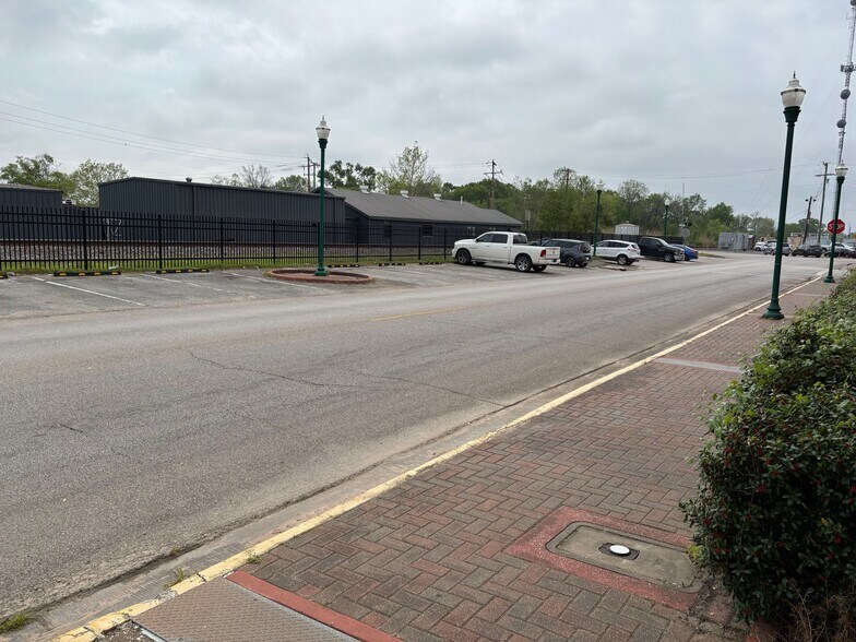 More Photos Of 201 N Pacific St, Conroe Freestanding For Lease