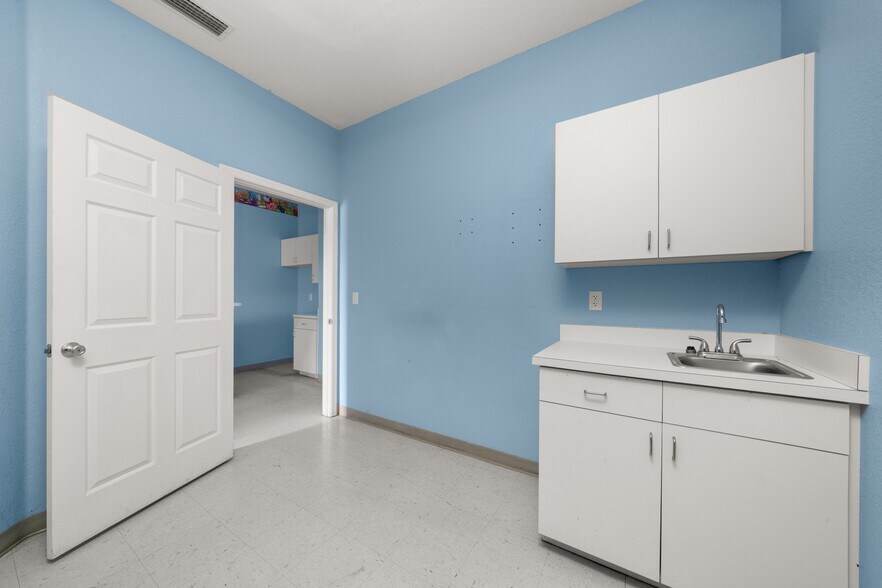 More Photos Of 401 W Interlake Blvd, Lake Placid Office For Sale