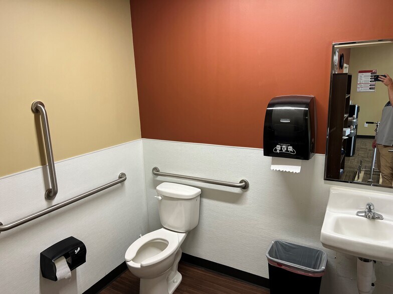 More Photos Of 460 N Redwood Rd, North Salt Lake General Retail For Sale